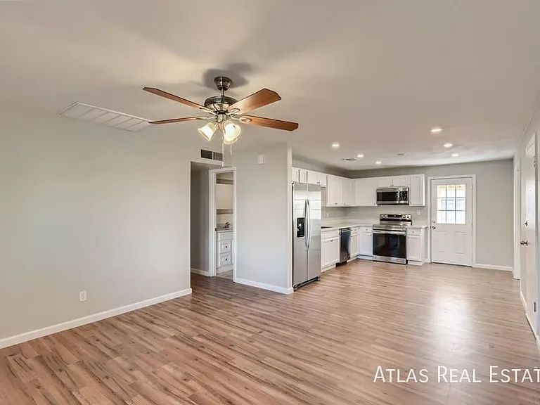 3429 E Blanche Dr — Photo 3