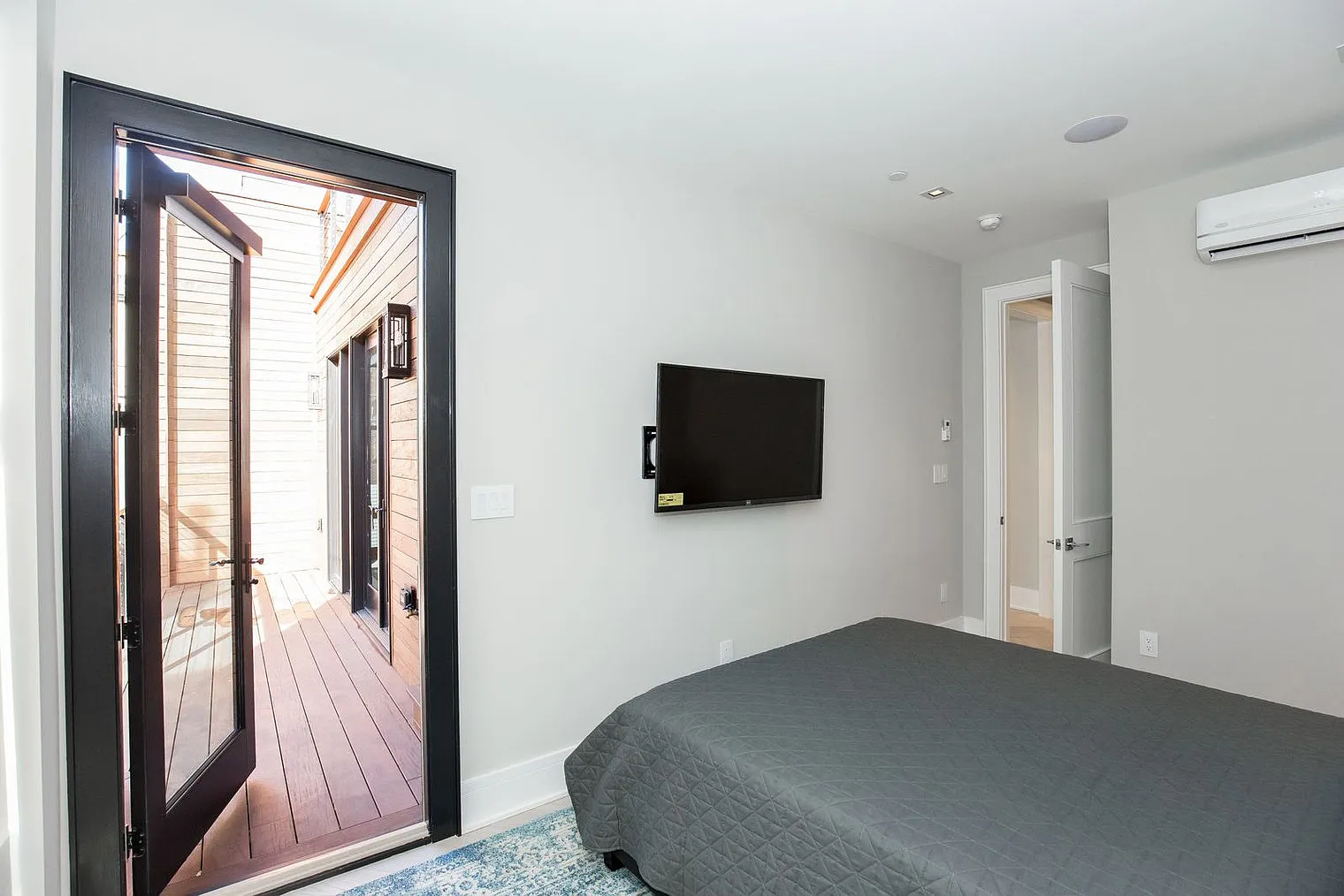 2 bed, 2.0 bath, 11840 sqft, $6,492 — Photo 4