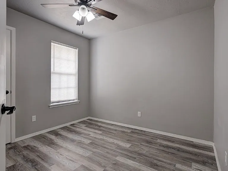 2505 Greenfield Dr — Photo 8