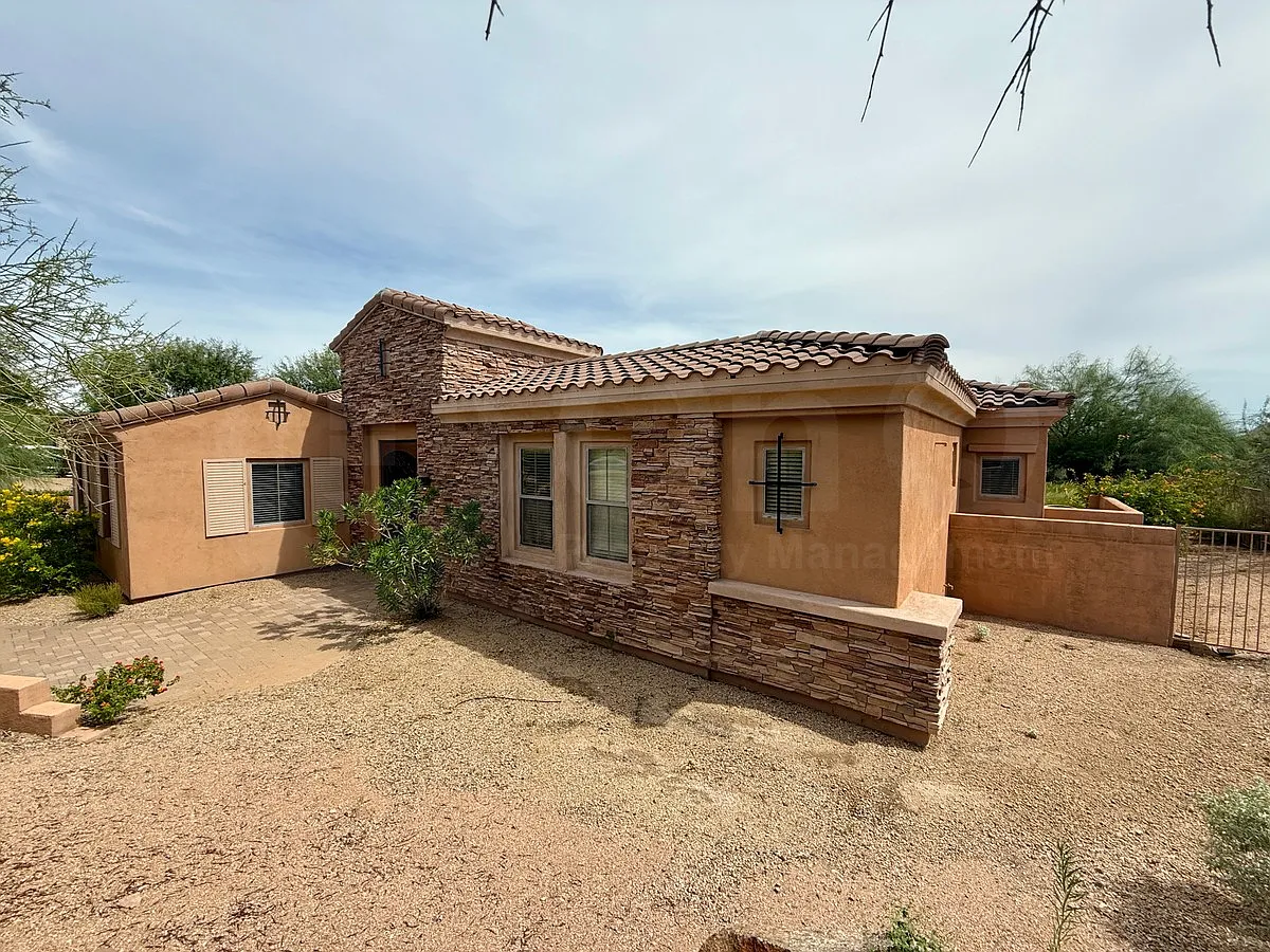 4 bed, 4.5 bath, 4400 sqft, $5,195 — Photo 4