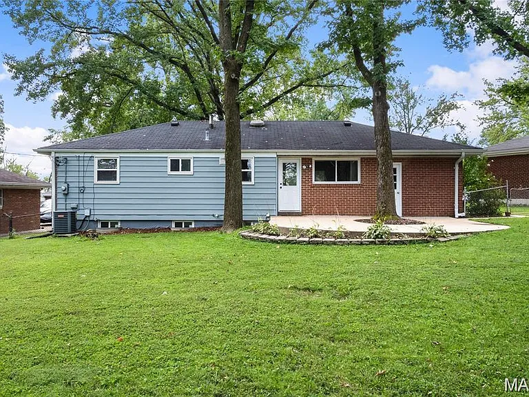 9731 Twincrest Dr — Photo 16