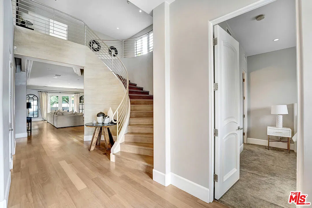 4 bed, 4.5 bath, 4042 sqft, $14,500 — Photo 4