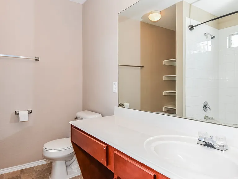 906 Oak Hollow Ln — Photo 11