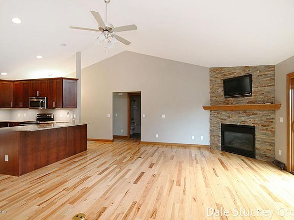 5th image of 8911 Shaner Ave NE