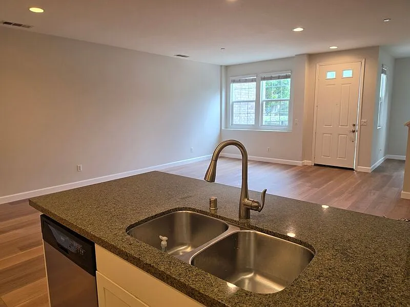 3 bed, 2.5 bath, 1808 sqft, $4,550 — Photo 4