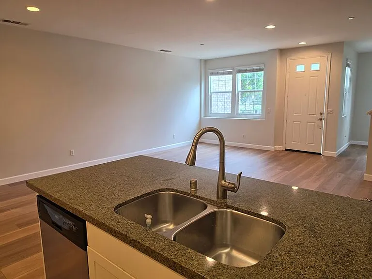 15236 Davenport St — Photo 4