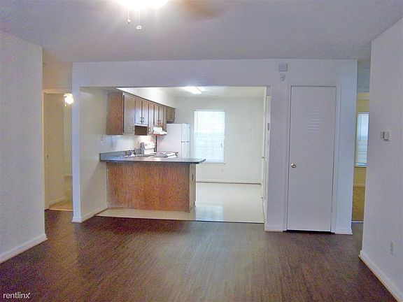 812 vinl lvrrom and kitchen