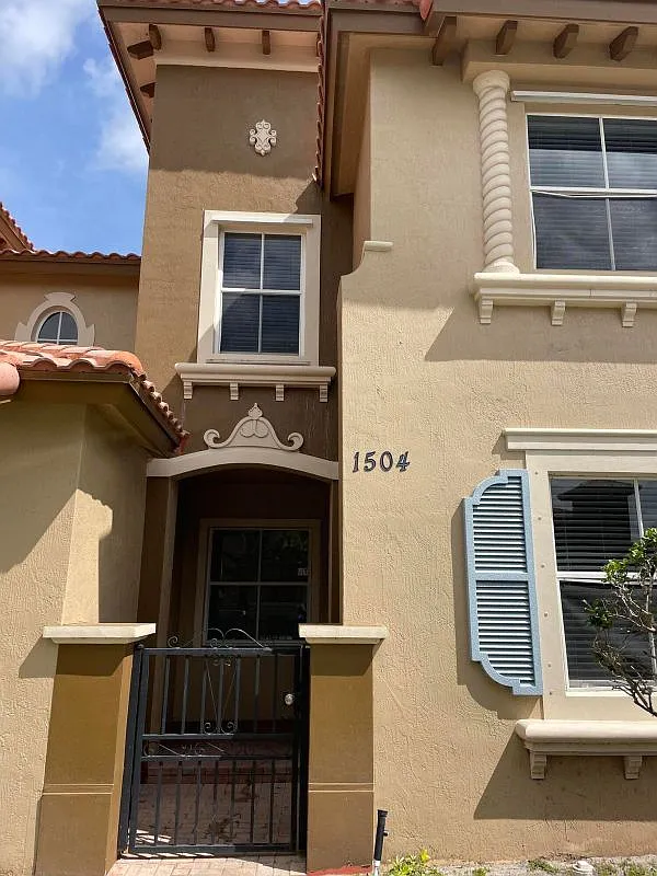 3 bed, 3.0 bath, 1607 sqft, $2,400 — Photo 1