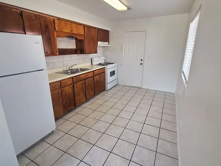 1416 E H St — Photo 5