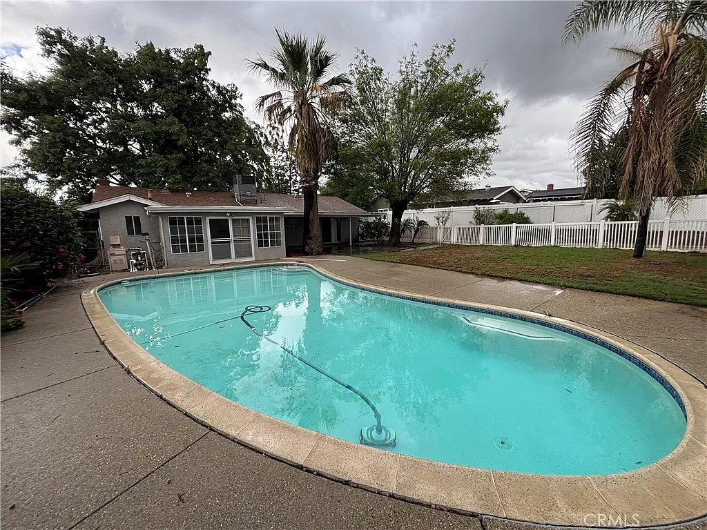 3 bed, 1696 sqft, $3,895 — Photo 3