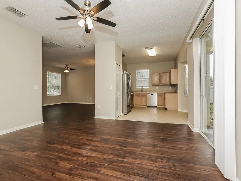 233 Bluff Pass Dr — Photo 4