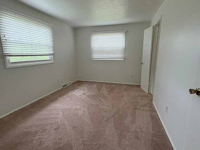 9237 White Oaks Cir — Photo 17