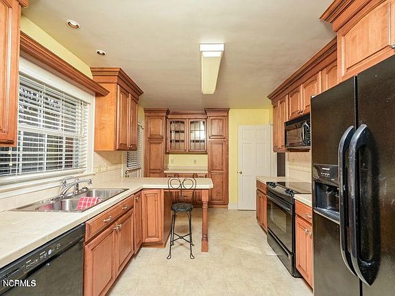 3rd image of 100 Dogwood Dr