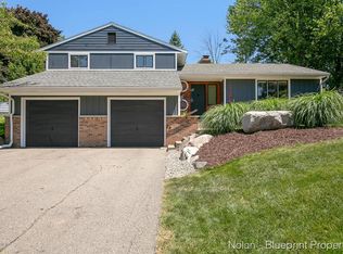 124 Loch Lomond Ave NE, Grand Rapids, MI