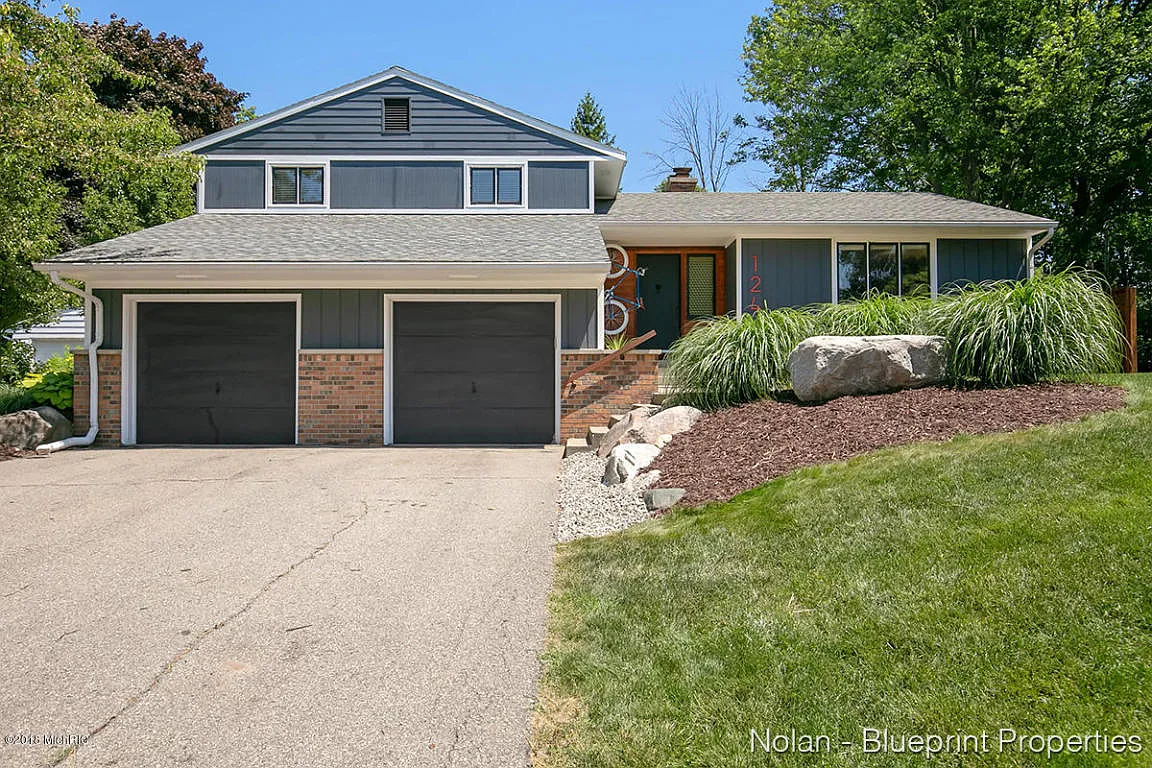 124 Loch Lomond Ave NE photo 1