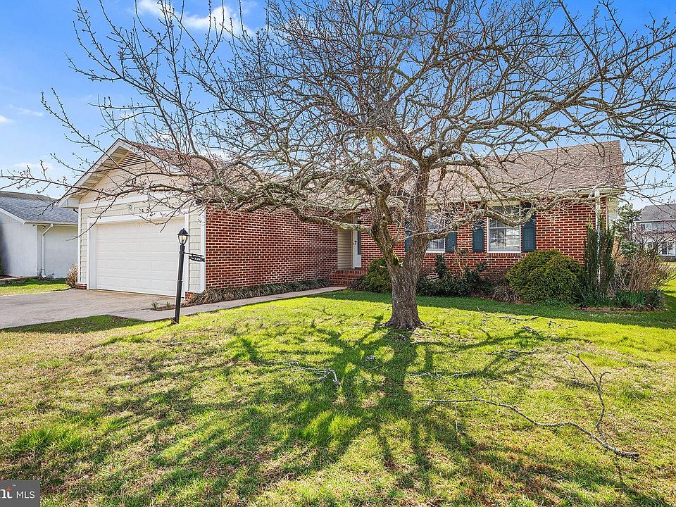 1st image of 12 Heron Isle Ct