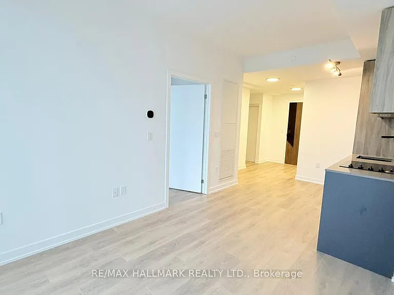 1037 The Queensway #807 — Photo 4