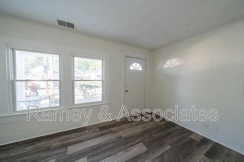 837 E Burnett Ave — Photo 3