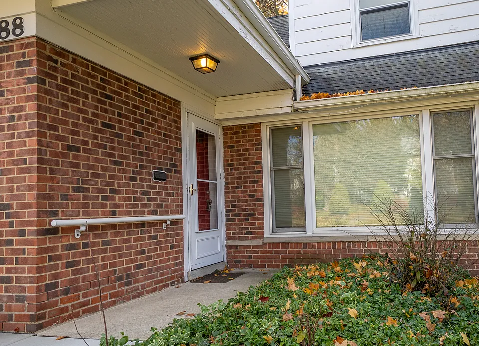 Front door and huge picture window. Nice blinds on these windows.