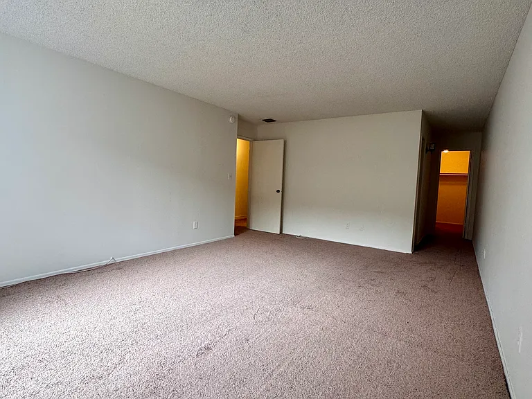 4901 Whitsett Ave #203 — Photo 24