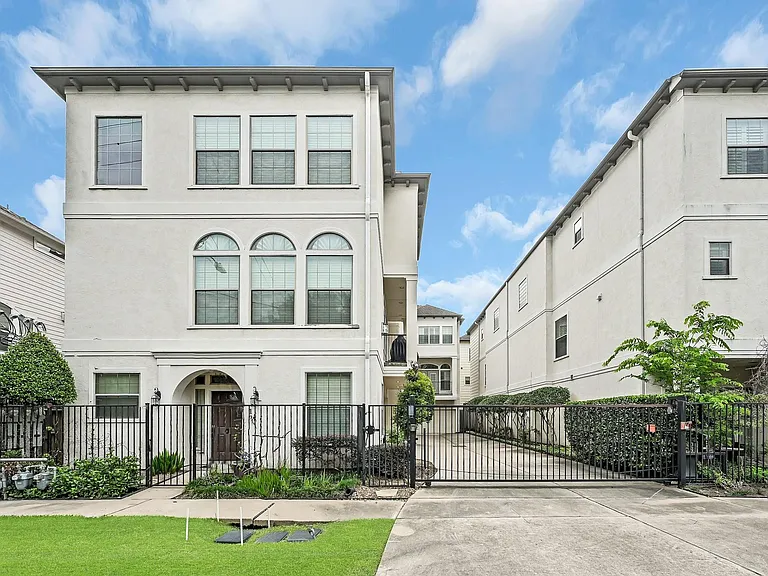 1204 Cohn St — Photo 2