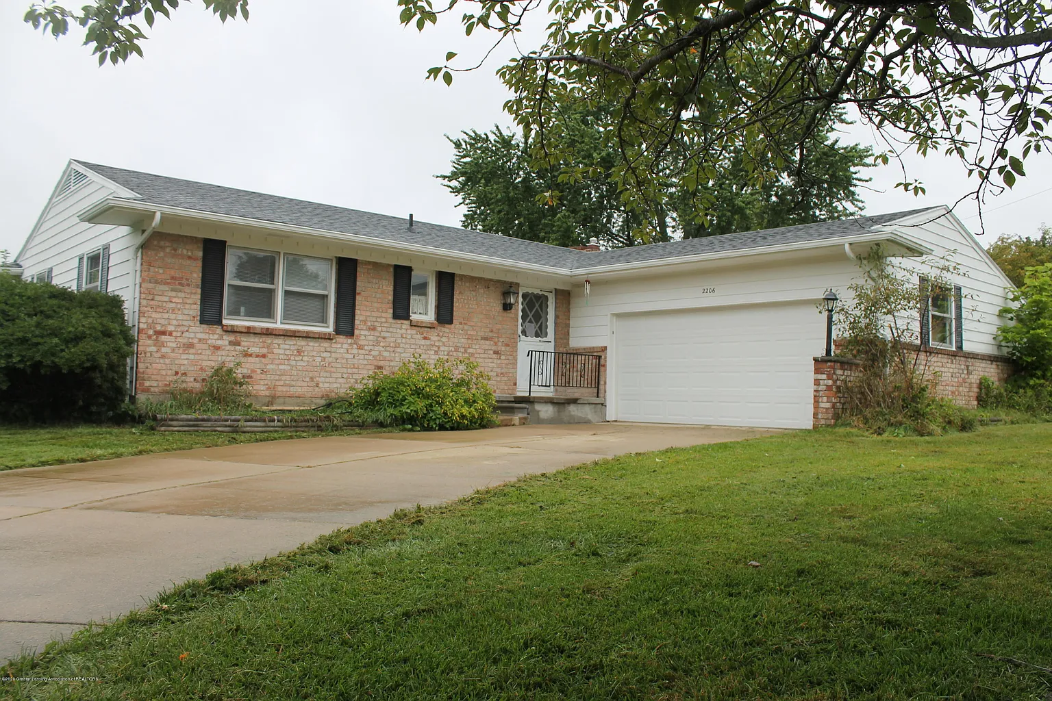 2206 Holiday Ln photo 1