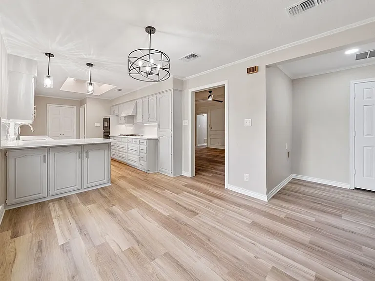 306 Westpark Dr N — Photo 16