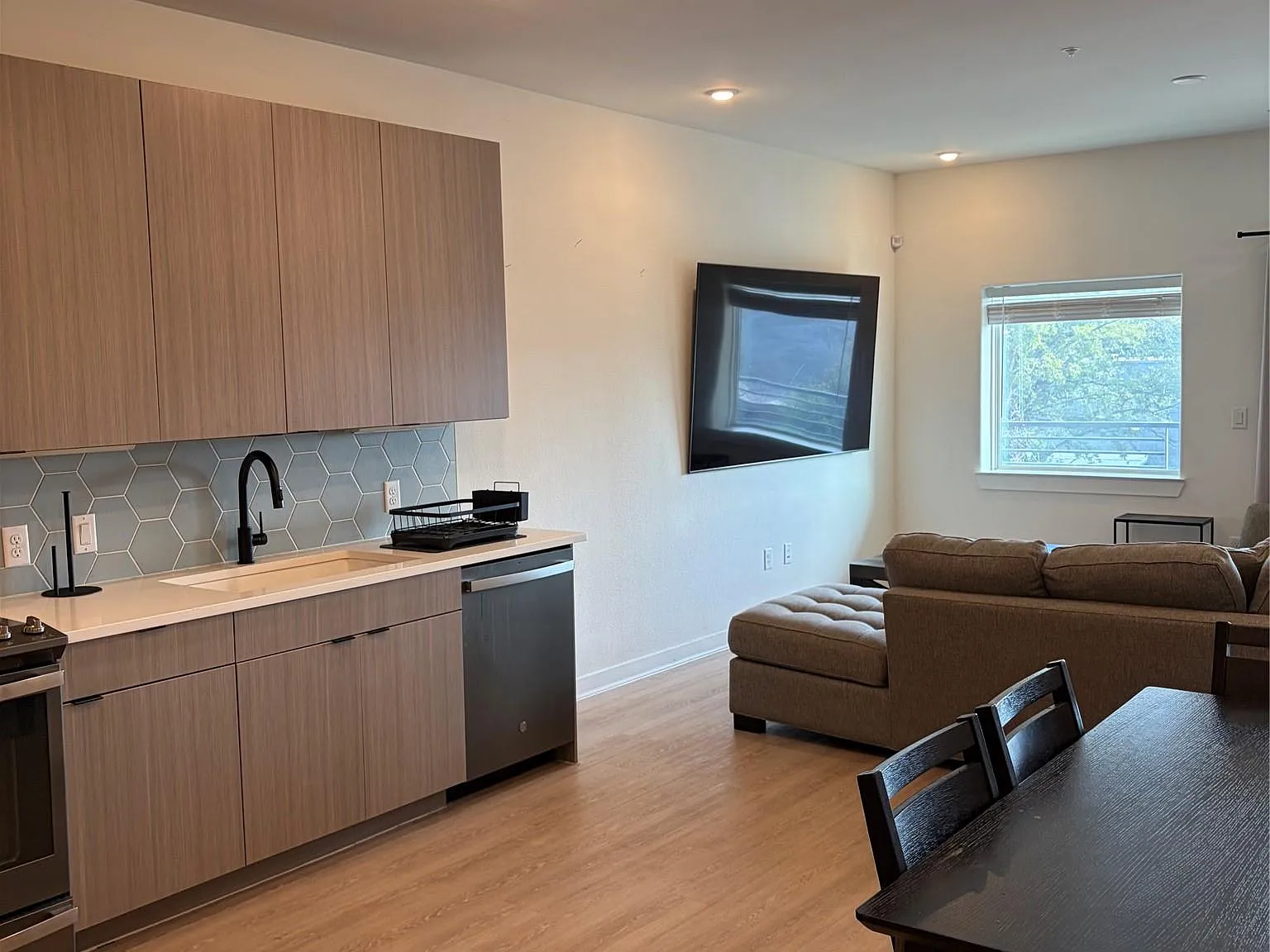 2 bed, 2.0 bath, 1001 sqft, $2,800 — Photo 2