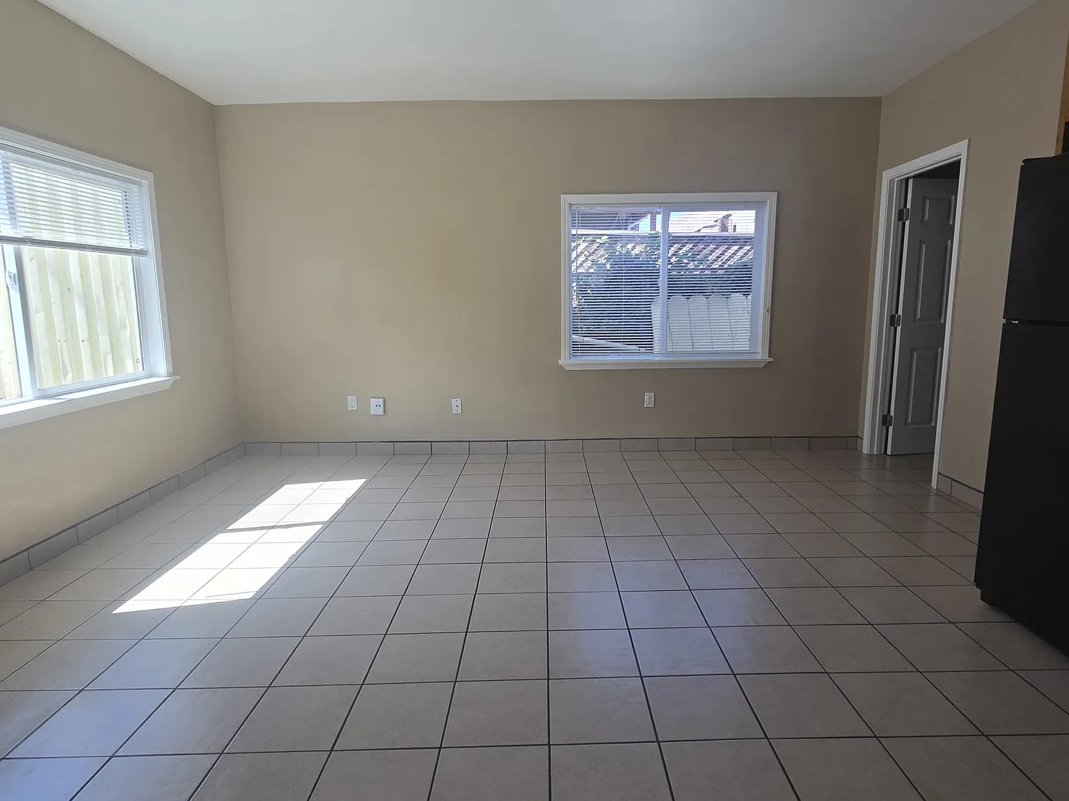 3 bed, 1200 sqft, $4,205 — Photo 2