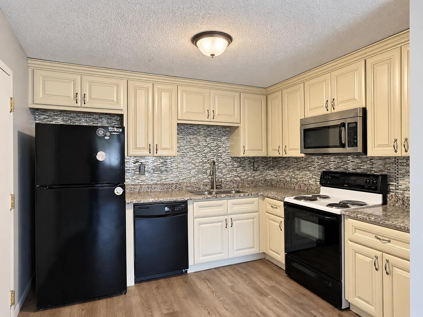 2 bed, 778 sqft, $1,650 — Photo 1