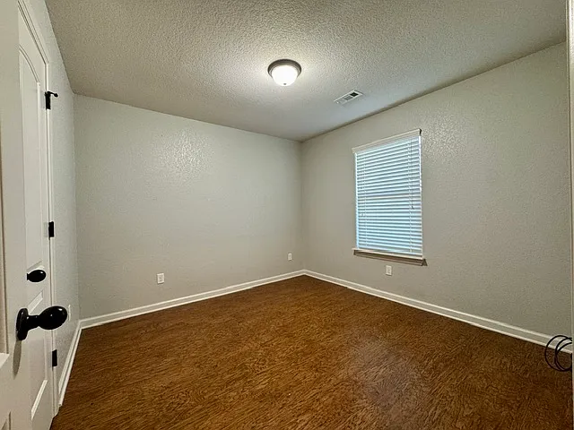 306 Lion Dr N — Photo 16