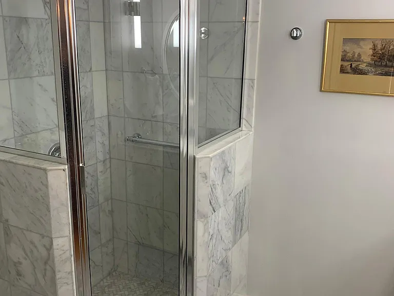 Full bathroom to junior master suite