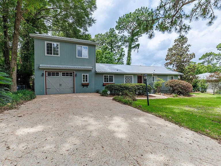 208 Pinecrest Ln — Photo 2