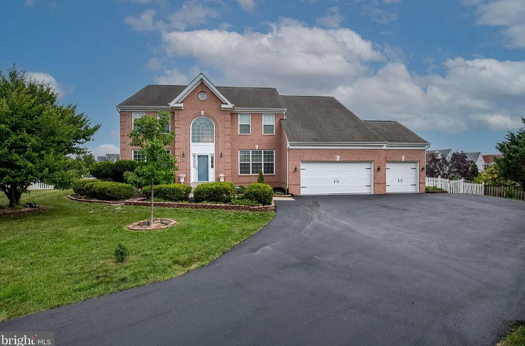 6 bed, 4.5 bath, 5800 sqft, $4,500 — Photo 1