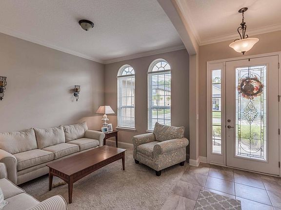 5th image of 221 Ellsworth Cir