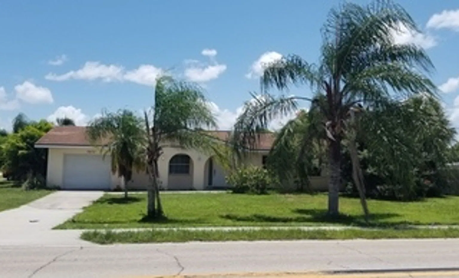 Centrally located 3-bedroom, 2 bath unfurnished single family home in non-deed restricted popular... — Photo 1