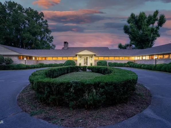 312 Paine Lake Dr, Sevierville, TN 37862