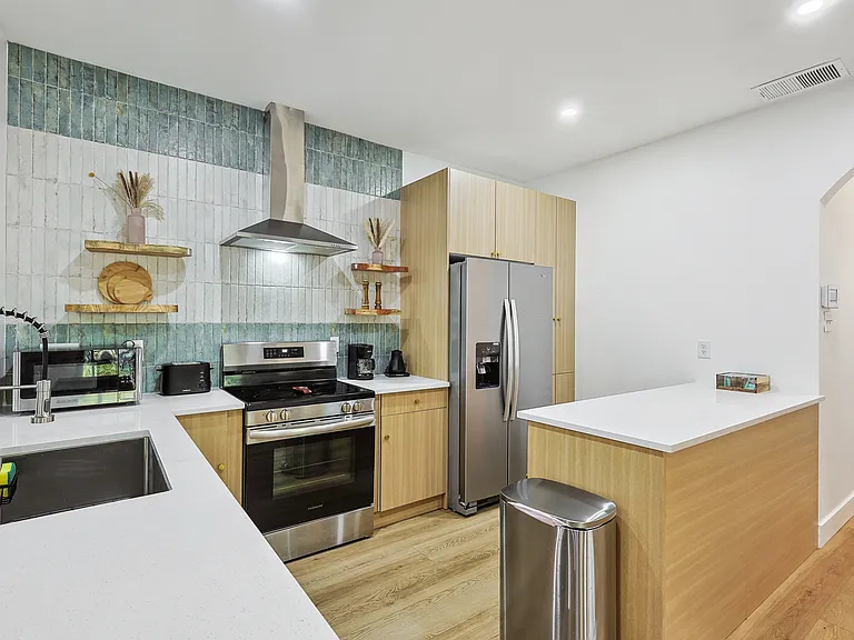 1088 Pondview Dr — Photo 29
