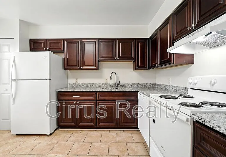 525 Columbia St — Photo 10