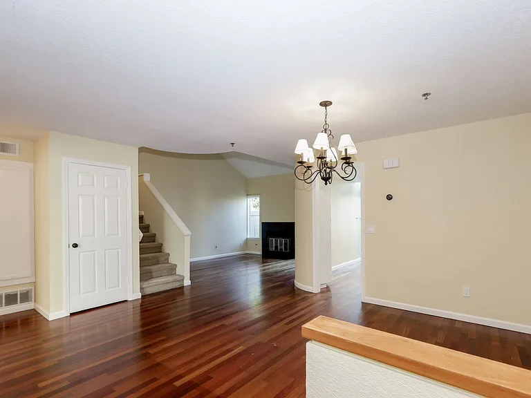 216 Greenview Dr — Photo 6