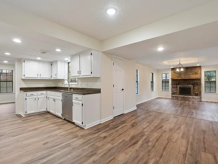 10 Woodbridge Dr — Photo 4