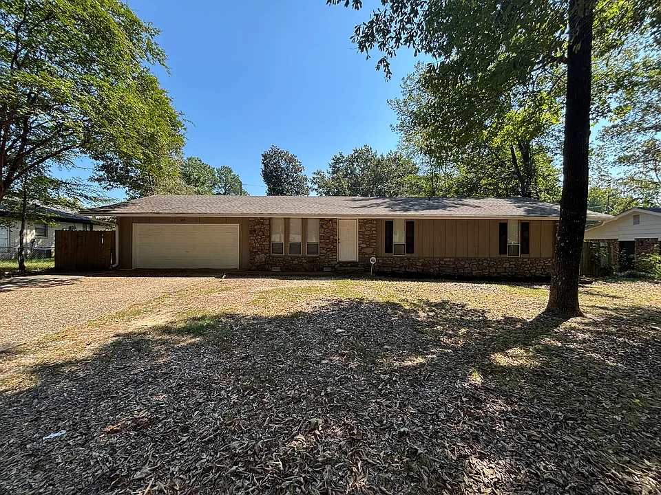 1017 Towering Oaks Dr