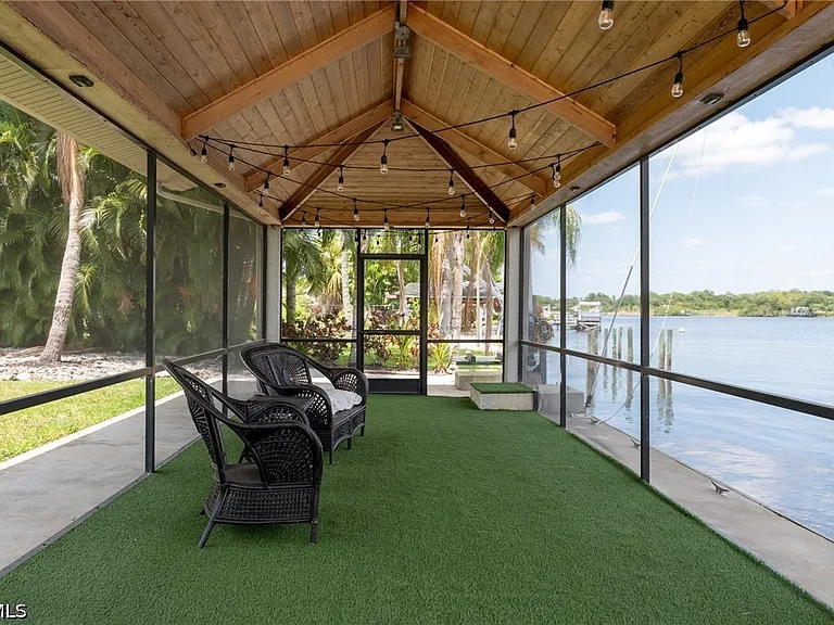 14562 Riverside Dr — Photo 11