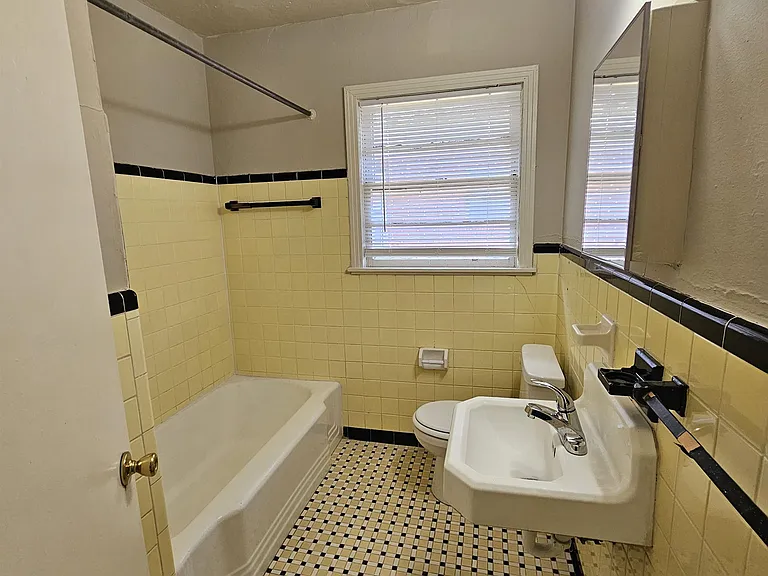 124 S Franklin Blvd — Photo 16