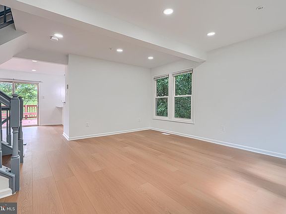 4th image of 8821 Castlebury Ct