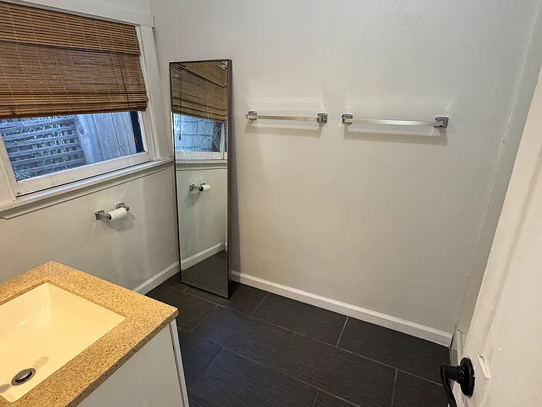 423 1/2 W Islay St — Photo 6