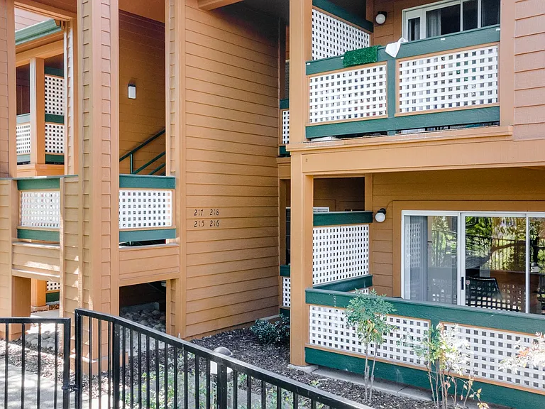 215 Stonepine Ln — Photo 10