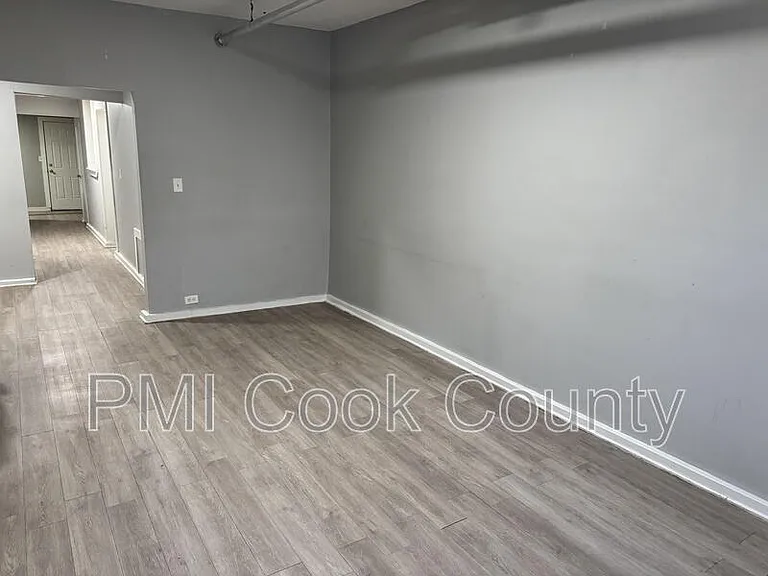 9006 S Escanaba Ave #G — Photo 6