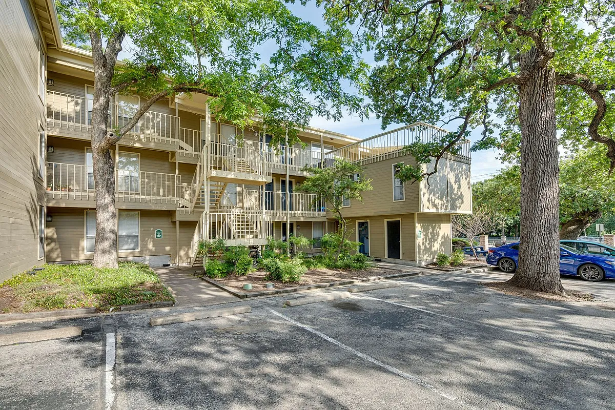 Building Photo - 202 E 45th St #205