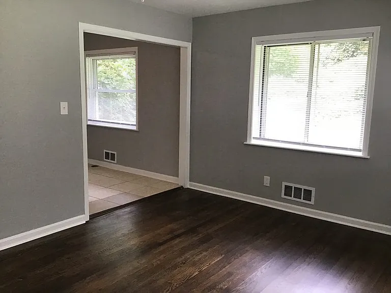 1907 Lyle Ave — Photo 2